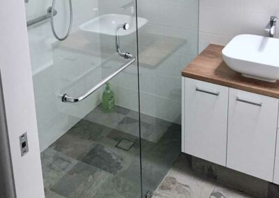 Seamless-Glass-Bathroom-Designs-Sunshine-Coast